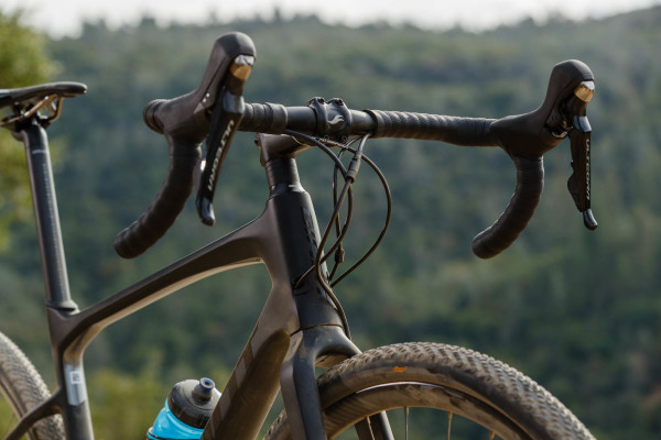 The Revolt Advanced features the new Contact XR D-Fuse handlebar, which uses D-shaped tubing to improve compliance while also making it feel stiffer for sprinting and climbing efforts. Jake Orness photo.