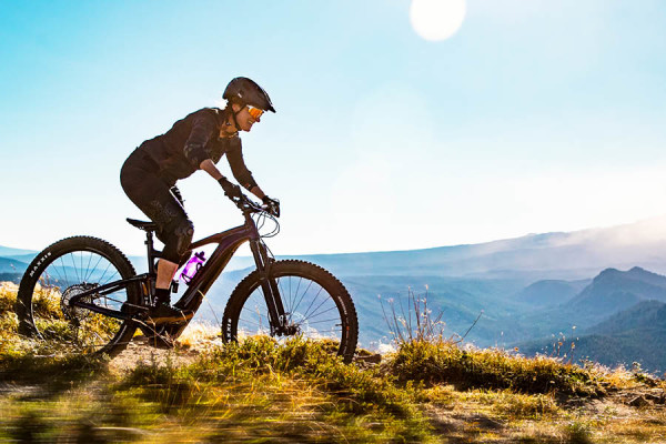 With 150mm front and 140mm rear travel, Intrigue X E+ can tackle help you tackle a variety of terrain with confidence. 