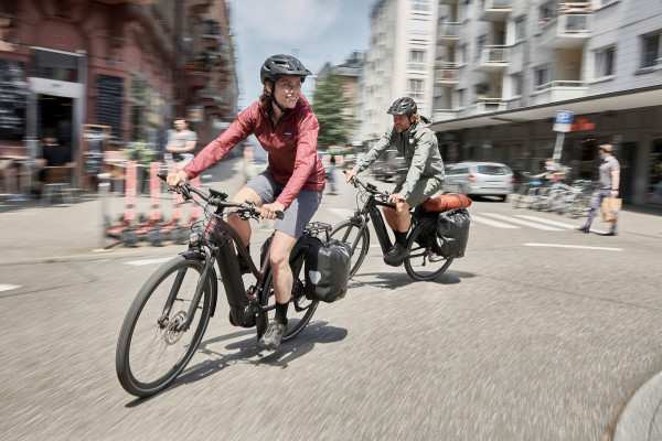 With its comfortable ride quality and integrated accessories including lights, fenders and rear racks, Explore E+ Pro is a smart, fun way to ride through the city. 