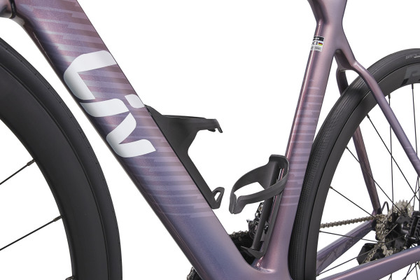 Leaving no aero detail spared, the EnviLiv Advanced 2 comes equipped with two aero-optimized water bottle cages which are flawlessly integrated into the down tube and seat tube.