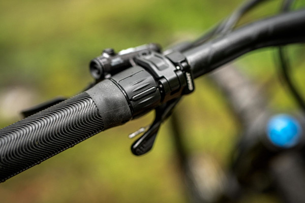 The new RideControl Ergo 3 handlebar remote can be mounted on the left or right side of the handlebar and allows for a clean cockpit setup. 