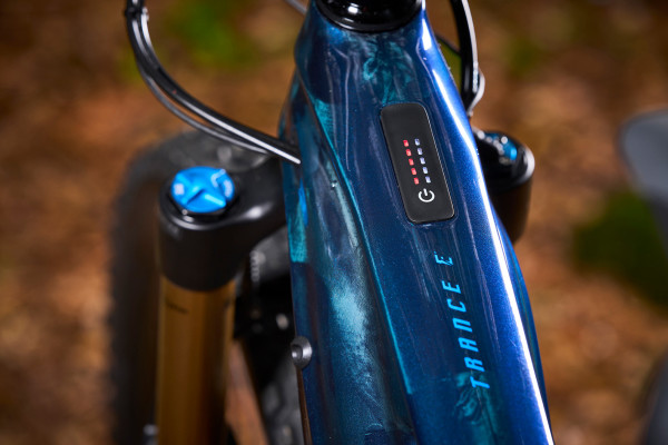 This new multipurpose control is integrated into the top tube and features colored LED lights. It allows you to switch power modes while riding and displays battery level.