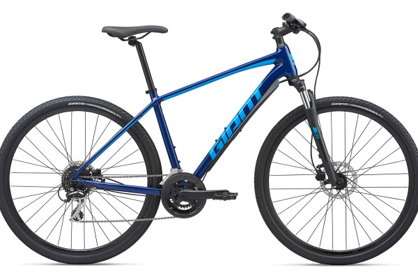The 2020 Roam Disc 3 in navy features a lightweight ALUXX frame and disc wheelset. Availability varies by country.
