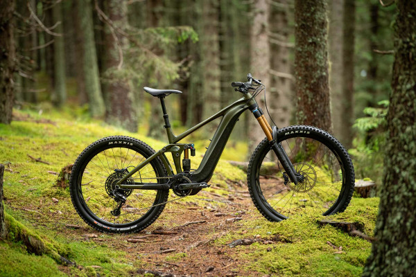 The Reign E+ 0 model features a Fox Float X2 Factory rear shock, Fox 38 Float Factory 170mm fork, and a SRAM X01 Eagle drivetrain. Availability varies by market. 