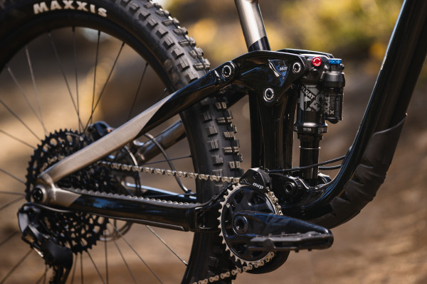The updated Maestro rear suspension system delivers 145mm of smooth, active rear wheel travel. The Advanced Forged Composite upper rocker arm reduces weight and boosts overall frame stiffness. 