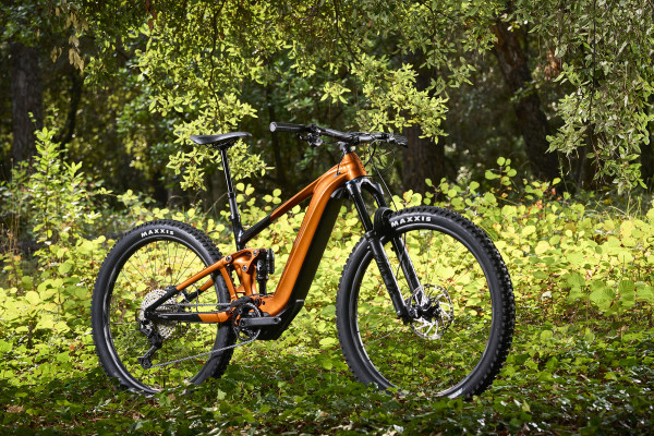 The Trance X E+ 1 model features a Fox Float X Performance rear shock, Fox 36 Float Performance 150mm fork, and Shimano Deore XT drivetrain components. Availability varies by market. Damien Rosso photo.