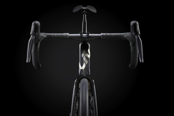 The new Contact SL AeroLight stem, inspired by wind tunnel design, seamlessly routes handlebar cables through the frame to create an aerodynamic cockpit that elevates both performance and aesthetics.
