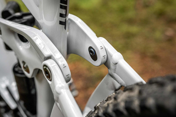 A flip chip located on the Maestro rear suspension linkage allows riders to quickly adjust frame geometry to suit the terrain they are riding.