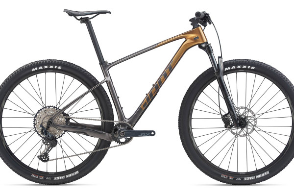 The 2020 XtC Advanced 29 2 features a lightweight Advanced-grade composite frameset, 100mm RockShox Recon RL Solo Air fork, and Shimano SLX drivetrain. Availability varies by country. 