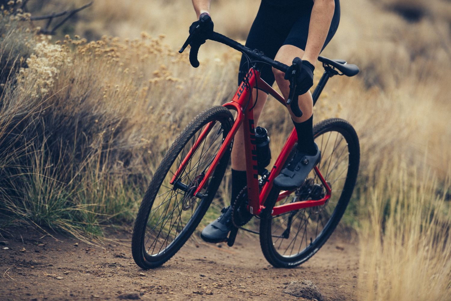 https://images2.giant-bicycles.com/b_white,c_fill,h_1000,q_80/sje2zhnxxii4sjkpu6pg/MY22_Revolt_1_Action_14.jpg
