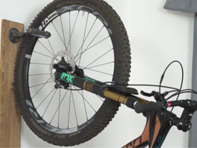 Cómo hacer un gancho para bicicleta con accesorios de tubería.