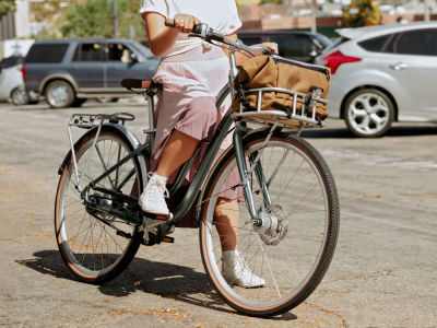 8 ARTÍCULOS IMPRESCINDIBLES QUE TE ACOMPAÑARÁN AL TRABAJO EN LA BOLSA DE TU BICICLETA.