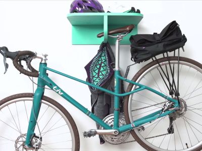 Cómo hacer un gancho para bicicleta con accesorios de tubería.