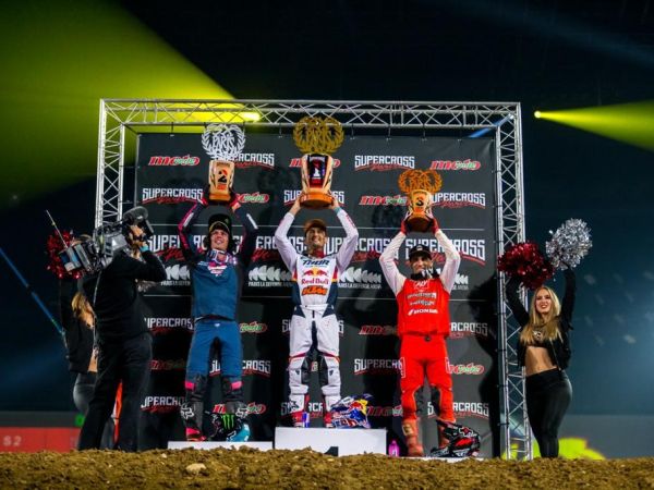 Cédric Soubeyras sur le podium du SuperCross de Paris
