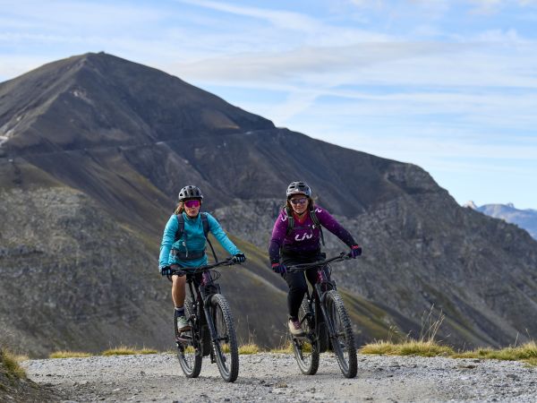 Sabrina Jonnier et Lucy Paltz réalisent une rando VTTAE autour de la Côte d'Azur !