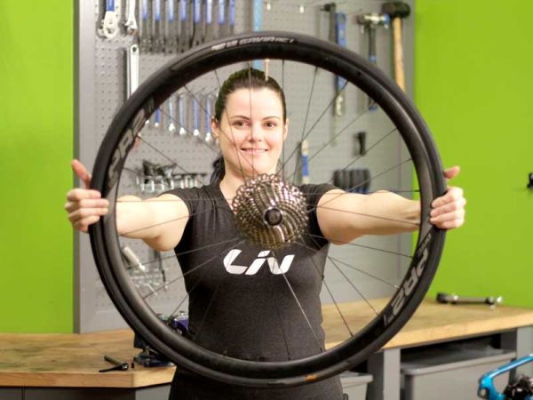 So reparierst du einen platten Reifen