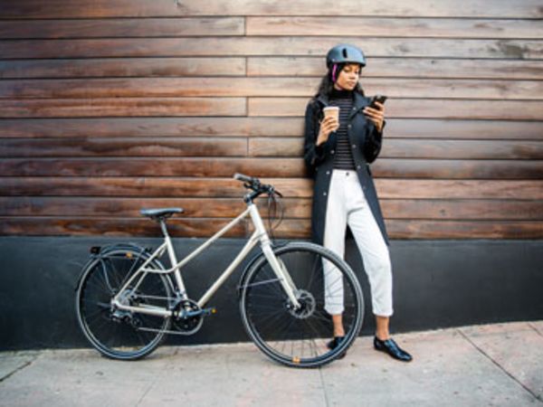 8 ARTÍCULOS IMPRESCINDIBLES QUE TE ACOMPAÑARÁN AL TRABAJO EN LA BOLSA DE TU BICICLETA.
