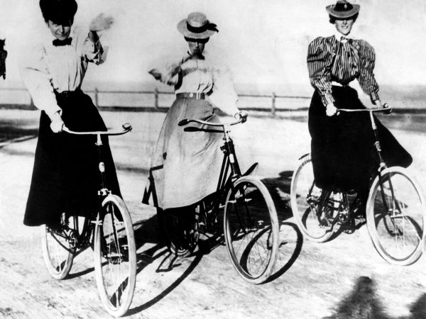 Die Geschichte des Fahrradfahrens aus weiblicher Sicht - Emanzipation per pedales