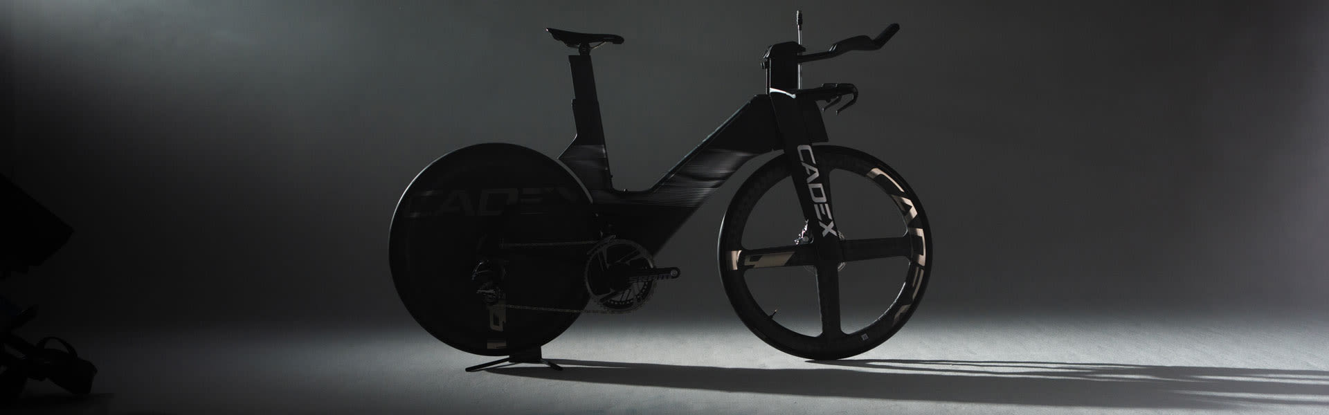 CADEX Tri Frame Produktbild in dunklem Fotostudio