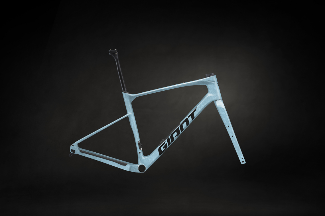 カーボングラベルバイク「REVOLT ADVANCED」の2026モデル登場 | Giant