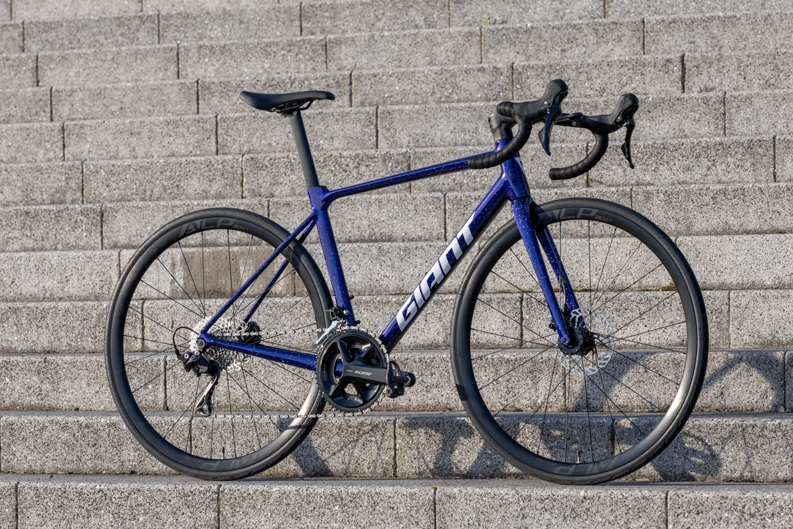 Giant TCR SLR ロードバイク Shimano 105 レース志向の高性能アルミロードバイク「TCR SLR」登場 | Giant