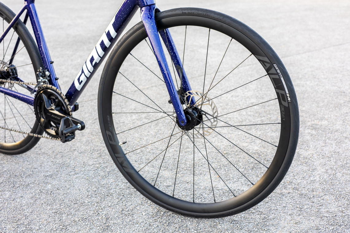 レース志向の高性能アルミロードバイク「TCR SLR」登場 | Giant