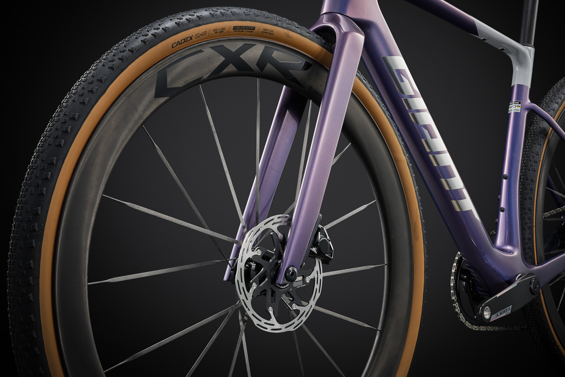 ブランド史上最速最軽量のグラベルレースバイク REVOLT ADVANCED SL