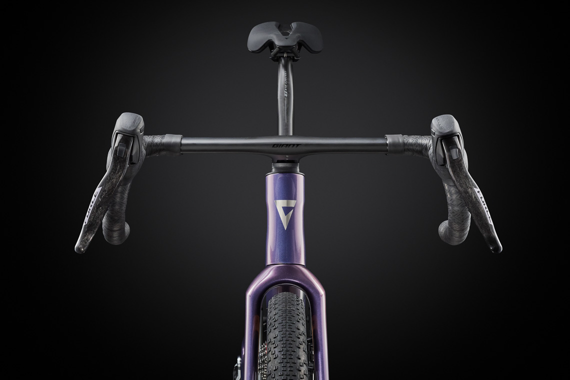 ブランド史上最速最軽量のグラベルレースバイク REVOLT ADVANCED SL